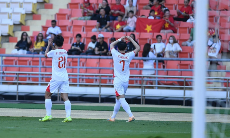 Tới phút thứ 29, tỷ số được mở cho U22 Việt Nam. Từ pha tấn công bên cánh phải, bóng được Minh Phúc căng ngang vào vòng cấm U22 Lào và Đình Bắc không bỏ lỡ cơ hội ghi bàn mở tỷ số trận đấu. 999999999999.png