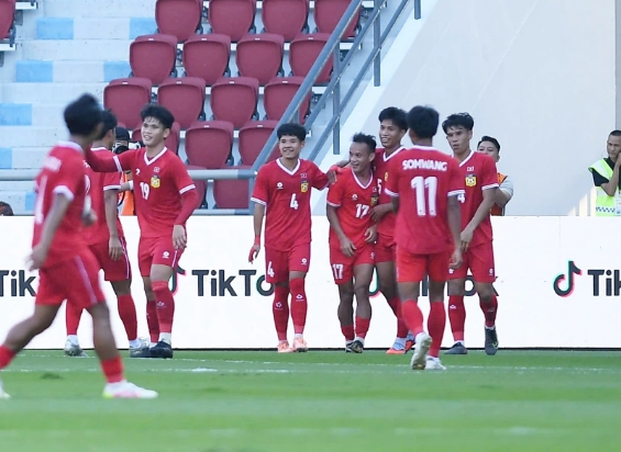Phút thứ 33, Lào bất ngờ có được bàn thắng gỡ hòa 1-1 do công của Douangvilay Khampane sau pha đá phạt góc. 9999999999999-221.png