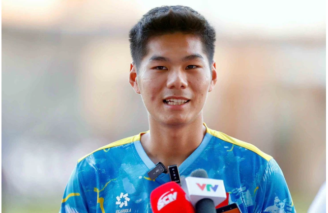 Đánh giá về các đối thủ tại U23 châu Á, trung vệ Hiểu Minh chia sẻ: “Các cầu thủ Tây Á có thể hình và thể lực khá tốt. Tuy nhiên, cầu thủ U23 Việt Nam hiện tại cũng không còn nhỏ bé so với đối thủ. 0988.png