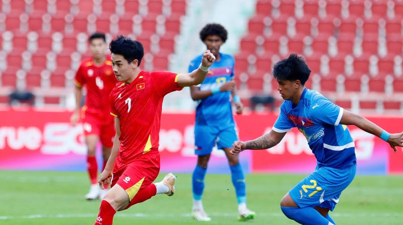 Dù nhận được nhiều kỳ vọng song Đình Bắc không có nổi 1 cú sút nguy hiểm về phía khung thành của U22 Philippines trong hiệp 1. image-7811.jpg