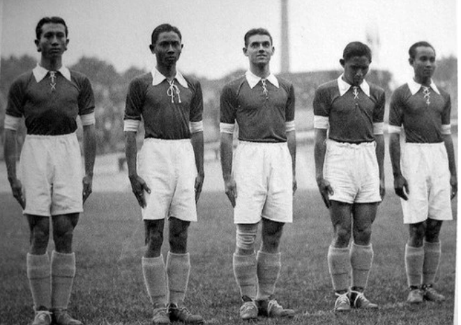 Năm 1938, Indonesia khi đó mang tên Đông Ấn thuộc Hà Lan được tham dự VCK World Cup tại Pháp, sau khi các đối thủ của họ ở vòng loại lần lượt bỏ cuộc. 888777666-6316.png