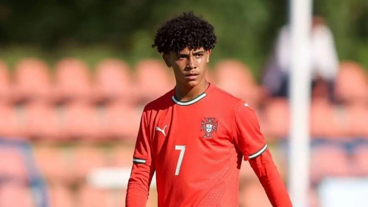 Cristiano Jr có màn ra mắt đội U15 Bồ Đào Nha trong trận đấu gặp Nhật Bản tại giải Vlatko Markovic International Tournament, trước khi được chuyển thẳng lên đội U17. con-trai-ronaldo-len-tuyen-u16-bo-dao-nha-tien-gan-giac-mo-sat-canh-voi-cr7-49bc007bdcd1f270e2e37f286fbfbc7c50c978656011b7bd6a-1760994027-662-width740height416.jpg