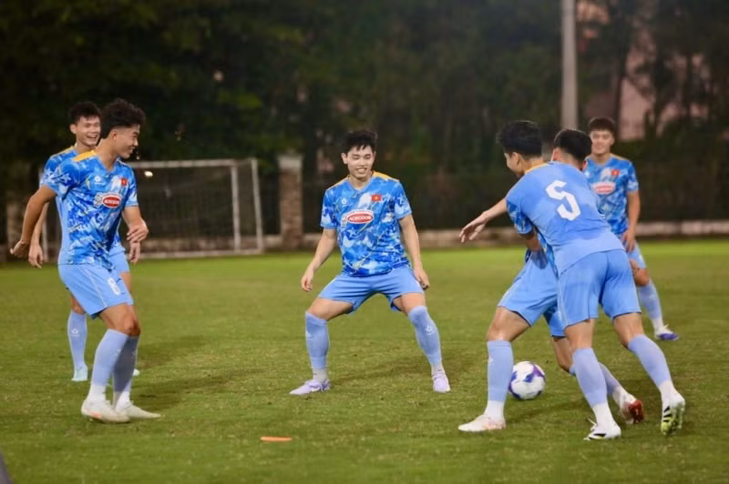 Sau loạt trận giao hữu, ban huấn luyện đã sàng lọc, tinh gọn lực lượng và chốt danh sách chính thức gồm 23 cầu thủ tham dự Seoul Eou Cup 2025. img-20250901-213521-2048x1365-68b77d065febc.jpg