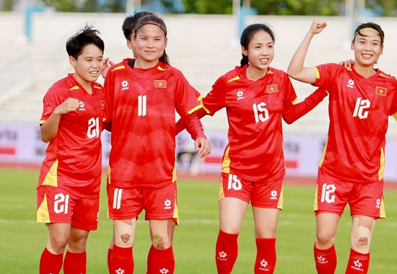 Thủ môn nữ Indonesia - De Rouw phá bóng lên bất cẩn, bóng bật trúng đầu Hải Yến bay vào lưới trong sự ngỡ ngàng của khán giả trên sân ở phút thứ 49. 594497327-709834055188677-2273546281824171919-n-2187.jpg