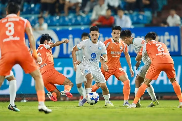 Lúc này, SHB Đà Nẵng chỉ có vẻn vẹn 10 điểm kể từ đầu giải song chỉ kém đội xếp trên là PVF CAND đúng 1 điểm. 27-nam-dinh-13.jpg