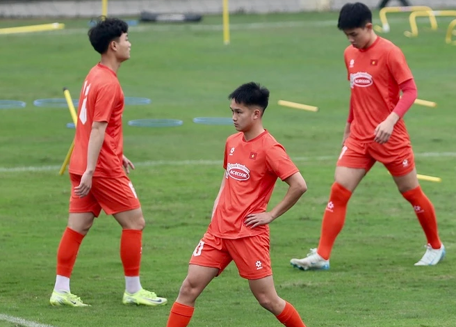 Sinh năm 2005 tại Séc, An Khánh có cha người Nghệ An, mẹ quê Hà Nội, từng được HLV Troussier triệu tập U23 Việt Nam năm 2023 song không được trọng dụng sau đó. 09987776.png