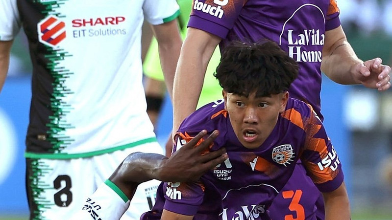 Sinh ra tại Perth, có bố mẹ đều là người Việt Nam, Khoa Ngô sở hữu lối chơi giàu tốc độ, kỹ thuật và khả năng tạo đột biến dù chỉ sở hữu chiều cao 1m65. khoa-ngo-vrky.jpg