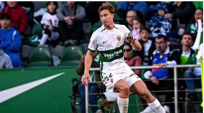 Sự điềm tĩnh, sức mạnh không chiến và khả năng tham gia vào tuyến giữa đã khiến nhiều người so sánh anh với Matthijs de Ligt khi còn trẻ. 7777777777777.png