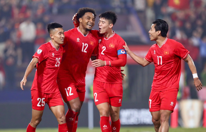 Các tuyển thủ như Quang Hải, Cao Pendant Quang Vinh, Thành Chung, Duy Mạnh, Tuấn Hải và Văn Vĩ đã trở lại tập luyện bình thường sau 1 ngày hồi phục. 09998888.png