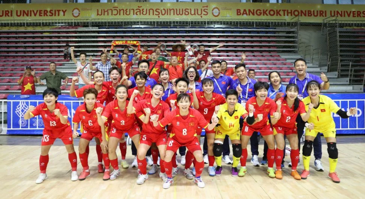Trong khi đó, tuyển nữ futsal Thái Lan thậm chí chỉ dừng bước từ bán kết và đội đoạt Huy chương Vàng chính là tuyển futsal nữ Việt Nam. 99998888777.png