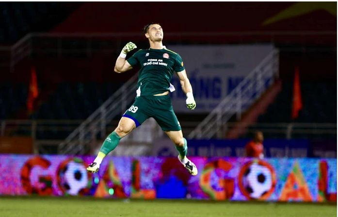 Sau 4 mùa bóng tại V-League, thủ môn mang dòng máu Việt - Slovakia - Patrik Lê Giang đã thành công nhập tịch Việt Nam. 0000000000000999999999999999999999.png