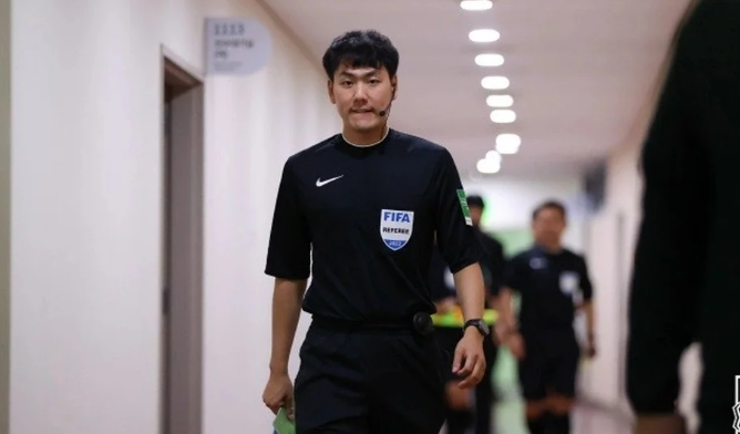 Gần nhất, vào tháng 10/2025, trọng tài người Hàn Quốc bắt chính trận tuyển Việt Nam thắng Nepal 1-0 ở vòng loại cuối Asian Cup 2027 trên sân Thống Nhất (TP.HCM). 99999999999999999999999.png