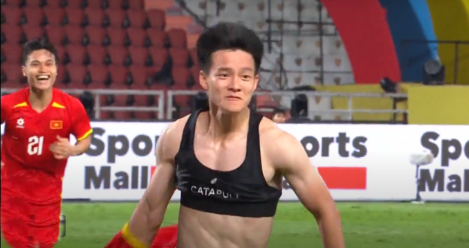 Ngay phút thứ 6 của hiệp phụ thứ nhất, U22 Việt Nam đã vượt lên dẫn 3-2 sau pha đá bồi của tiền đạo Thanh Nhàn sau cú dứt điểm ở cự ly gần. 8888888888888888888.png