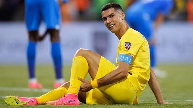 Do bị dính chấn thương đầu gối khá nặng khi thi đấu trong màu áo Al-Nassr, siêu sao C. Ronaldo phải sang Tây Ban Nha để trị thương. thuong-2.jpg