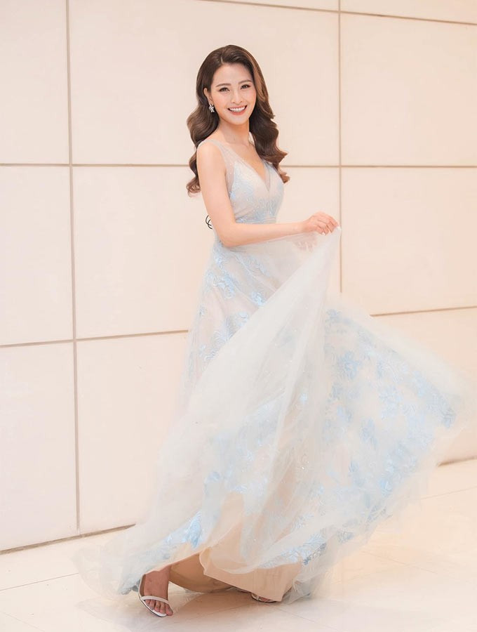 Dù đã 32 tuổi, Huyền Trang sở hữu body "vạn người mê". mc-huyen-trang-mu-tat1.jpg