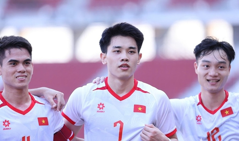 Các trụ cột đều đạt thể trạng tốt sau chuỗi trận liên tục. Văn Khang giữ vai trò thủ lĩnh, trong khi Đình Bắc và Thanh Nhàn cũng sẵn sàng tạo khác biệt trên hàng công. z7288626438386-be5642903e721e62b177ae89b24f04a4.jpg