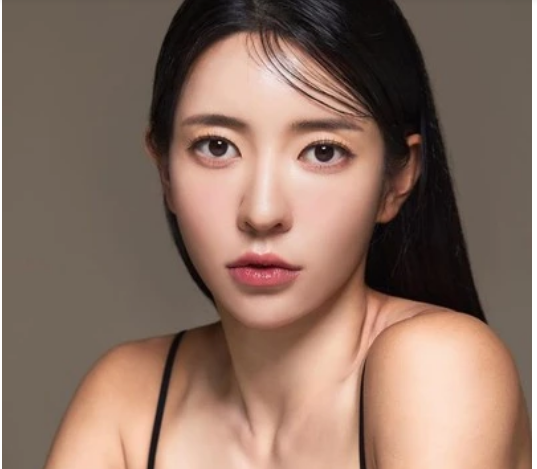 Sức hút của Kim Ji Eun càng được củng cố khi cô nàng bắt đầu tập trung sáng tạo nội dung trên các nền tảng mạng xã hội. 00.png