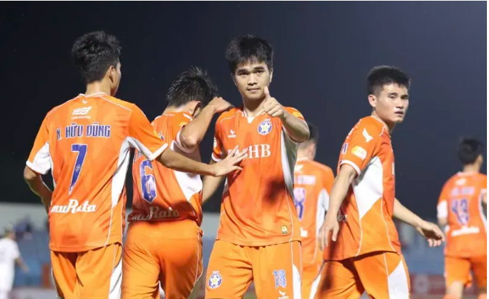 Lúc này, sau 10 vòng đấu, SHB Đà Nẵng đang nằm ở vị trí thứ 12 trên bảng xếp hạng với chỉ vẻn vẹn 7 điểm. 77777.png
