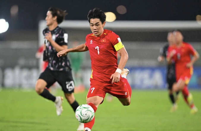 Ngoài ra về ngoại hình, Đình Bắc cũng vượt trội Công Phượng khi cao tới 1m80 trong khi Công Phượng chỉ sở hữu chiều cao 1m68. 8888888888888888888.png