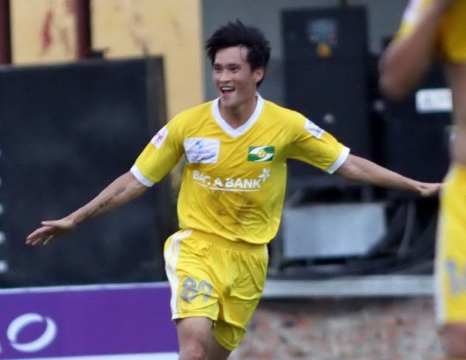 Ở mùa giải chuyên nghiệp đầu tiên cho Sông Lam Nghệ An, Công Vinh ghi được 11 bàn thắng trong khi đội bóng xứ Nghệ cán đích ở vị trí thứ 4, cùng với đó trở thành vua phá lưới Cúp Quốc gia với 5 bàn thắng. anhtranninhbinhslna-anmung31.jpg