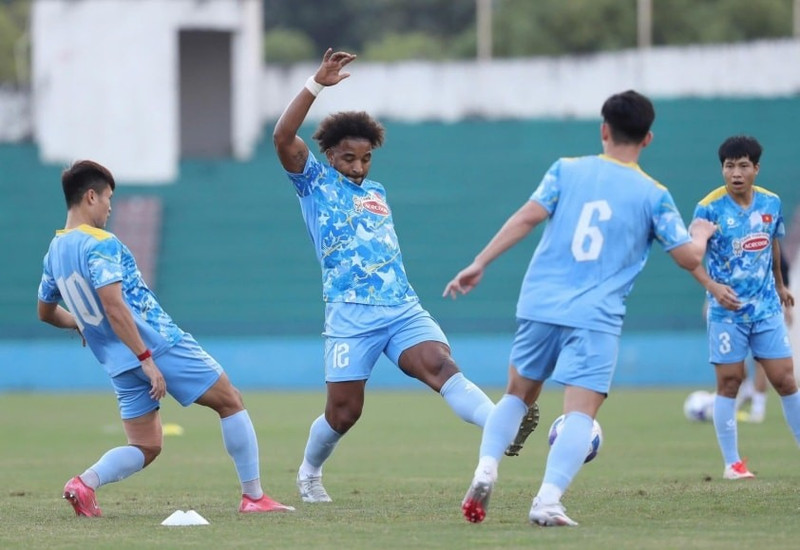 Sự hiện diện của Nguyễn Xuân Son được đánh giá là giúp tăng cường tinh thần và mang lại thêm phương án nhân sự cho HLV Kim Sang-sik. img-566f693f.jpg