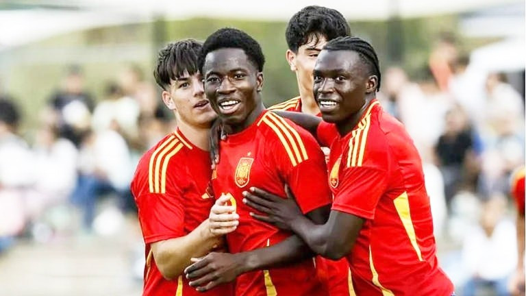 Dù mang dòng máu Gambia, Tunkara lại lựa chọn khoác áo các đội trẻ Tây Ban Nha, từng lần lượt góp mặt ở U15, U16 và hiện giữ vai trò quan trọng tại U17 của quốc gia này, nơi anh ghi 3 bàn sau 4 trận. aa1o6iwx.jpg