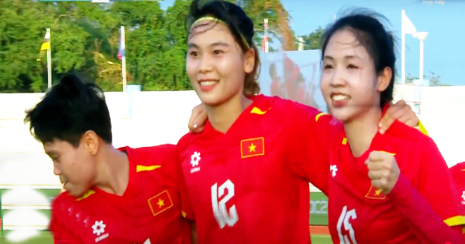 Tới phút thứ 58, từ đường rót bổng vào bên cánh trái, Hải Yến chọn điểm rơi chính xác đệm cận thành tung lưới nữ Indonesia nâng tỷ số lên 3-0 cho tuyển Việt Nam. 0000000000000000000.png