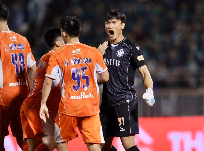 Đứng cuối bảng xếp hạng lúc này đang là SHB Đà Nẵng với chỉ 7 điểm, mới chỉ có được duy nhất 1 chiến thắng, có được 4 trận hòa và để thua tới 6 trận. ang-1-ovia.jpg