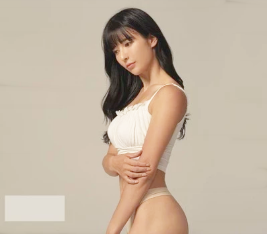 Kim Ji Eun khoe vòng eo tuyệt đẹp khiến các đấng mày râu xao xuyến. 9.png