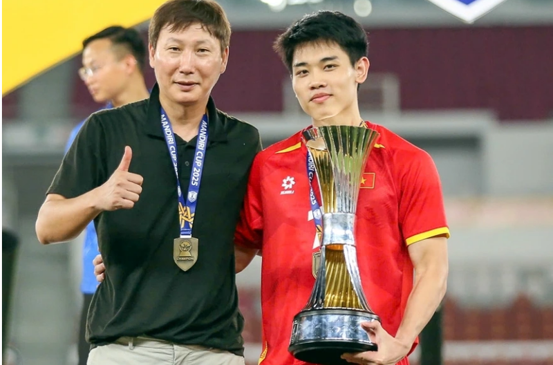 Ở tuổi 21, Đình Bắc cùng U23 Việt Nam đoạt chức vô địch U23 Đông Nam Á 2025, vô địch SEA Games 2025, đoạt hạng 3 giải U23 châu Á 2026. image.png