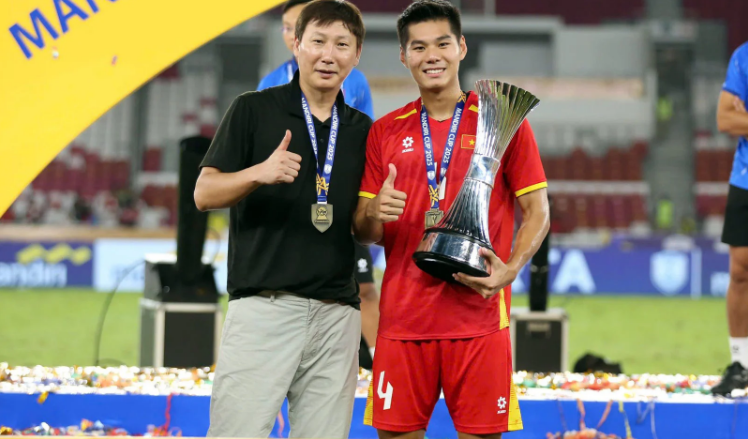 Người hâm mộ hy vọng cả hai sẽ hồi phục tốt, trở lại mạnh mẽ hơn và tiếp tục đóng góp cho bóng đá nước nhà trong tương lai. 9999999999999999999.png