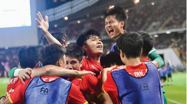 Tuy nhiên, sang hiệp hai, U22 Thái Lan bất ngờ trùng xuống tạo điều kiện để U22 Việt Nam ghi liền 3 bàn, qua đó dâng ngôi vô địch cho đối thủ. 99999999999888888888888.png