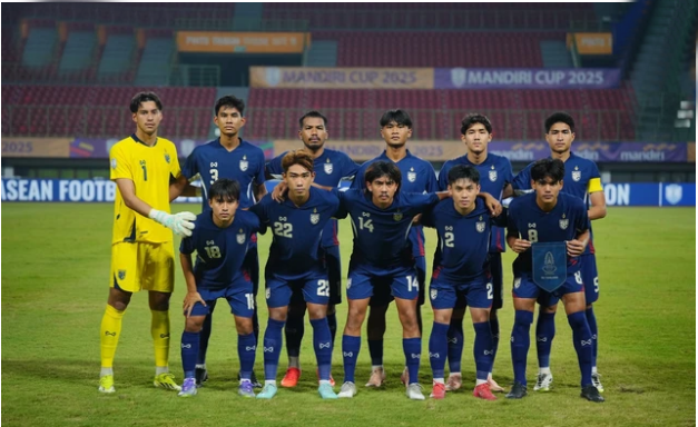 "May mắn là thủ môn Sarawat Phosaman thi đấu điềm tĩnh, chắc chắn, không hoảng loạn theo các hậu vệ, nếu không Thái Lan đã phải đối mặt với rất nhiều tình huống nguy hiểm ngay trong vòng cấm. 9999999999999999.png