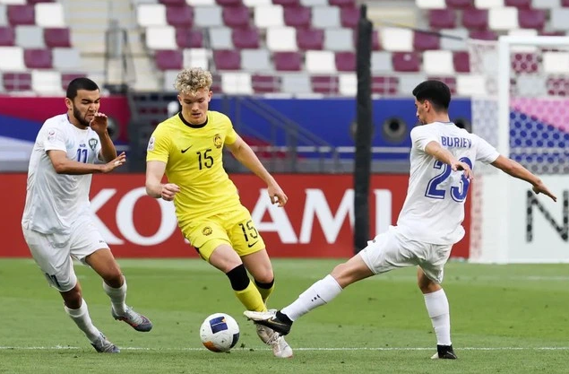 Tuy nhiên sau đó, HLV trưởng CLB Sabah - Paul de Marigny đã không đồng ý để cầu thủ này dự SEA Games 33 trên đất Thái Lan. 00000000.png