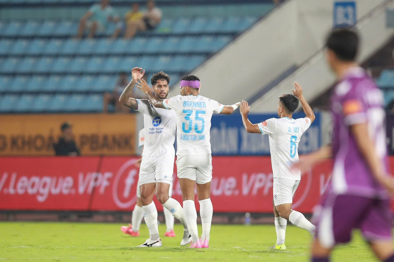 Về phía Nam Định, đương kim vô địch V-League hiện đang xếp ở vị trí thứ 10 trên bảng xếp hạng sau chuỗi trận toàn hòa và thua. nam-dinh-0750.jpg