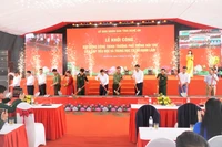 Các đại biểu tiến hành nghi thức khởi công Trường phổ thông nội trú liên cấp Tiểu học và THCS Hạnh Lâm (xã Hạnh Lâm, Nghệ An). Ảnh: Hồ Lài