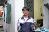 Trần Nguyên Khải trước phòng trọ nhỏ - nơi em ở suốt năm lớp 12 để tập trung cho việc học. Ảnh: Hồ Lài