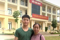 Em Lang Đức Bằng và mẹ trong ngày nhập học tại Học viện Biên phòng. Ảnh: NVCC