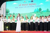 Học sinh Trường THPT Huỳnh Thúc Kháng biểu diễn truyền tải thông điệp thực hành lối sống xanh. Ảnh: Hồ Lài