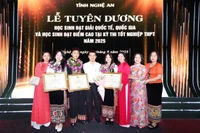 Em Lang Đức Bằng (thứ 3 từ trái sang) là 1 trong 75 học sinh đạt điểm cao tại Kỳ thi Tốt nghiệp THPT năm 2025 được UBND tỉnh Nghệ An tuyên dương. Ảnh: NVCC