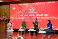 Xúc động giao lưu nhân chứng 'Kể chuyện lịch sử - Tiếp lửa truyền thống'