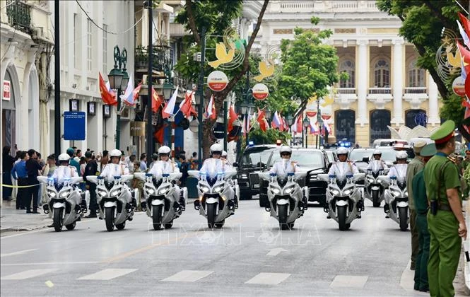 Đoàn xe của Tổng thống LB Nga Vladimir Putin di chuyển đến Phủ Chủ tịch. Ảnh: Nhật Anh/TTXVN