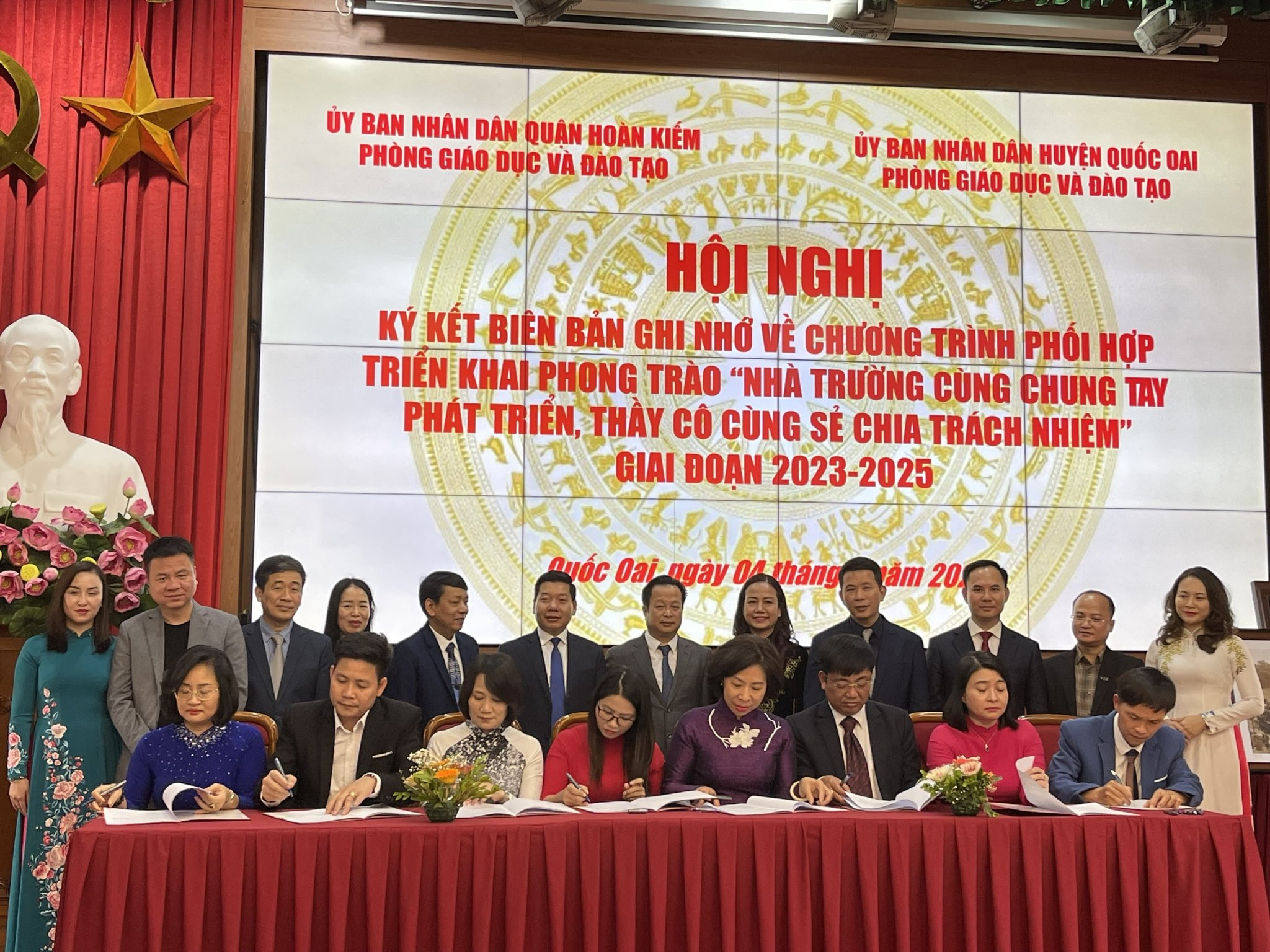 Lãnh đạo các trường quận Hoàn Kiếm và huyện Quốc Oai ký kết biên bản ghi nhớ.