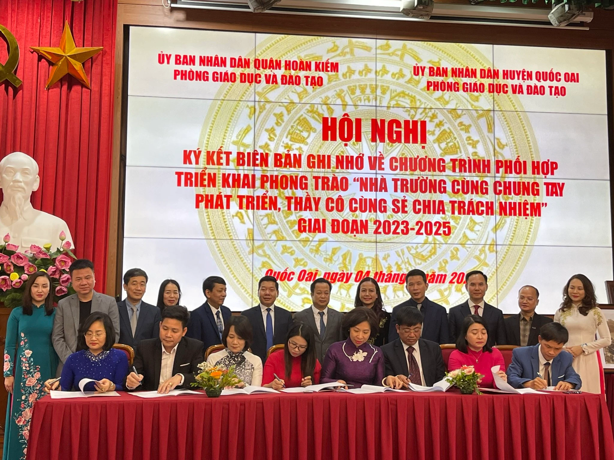 Lãnh đạo các trường quận Hoàn Kiếm và huyện Quốc Oai ký kết biên bản ghi nhớ.