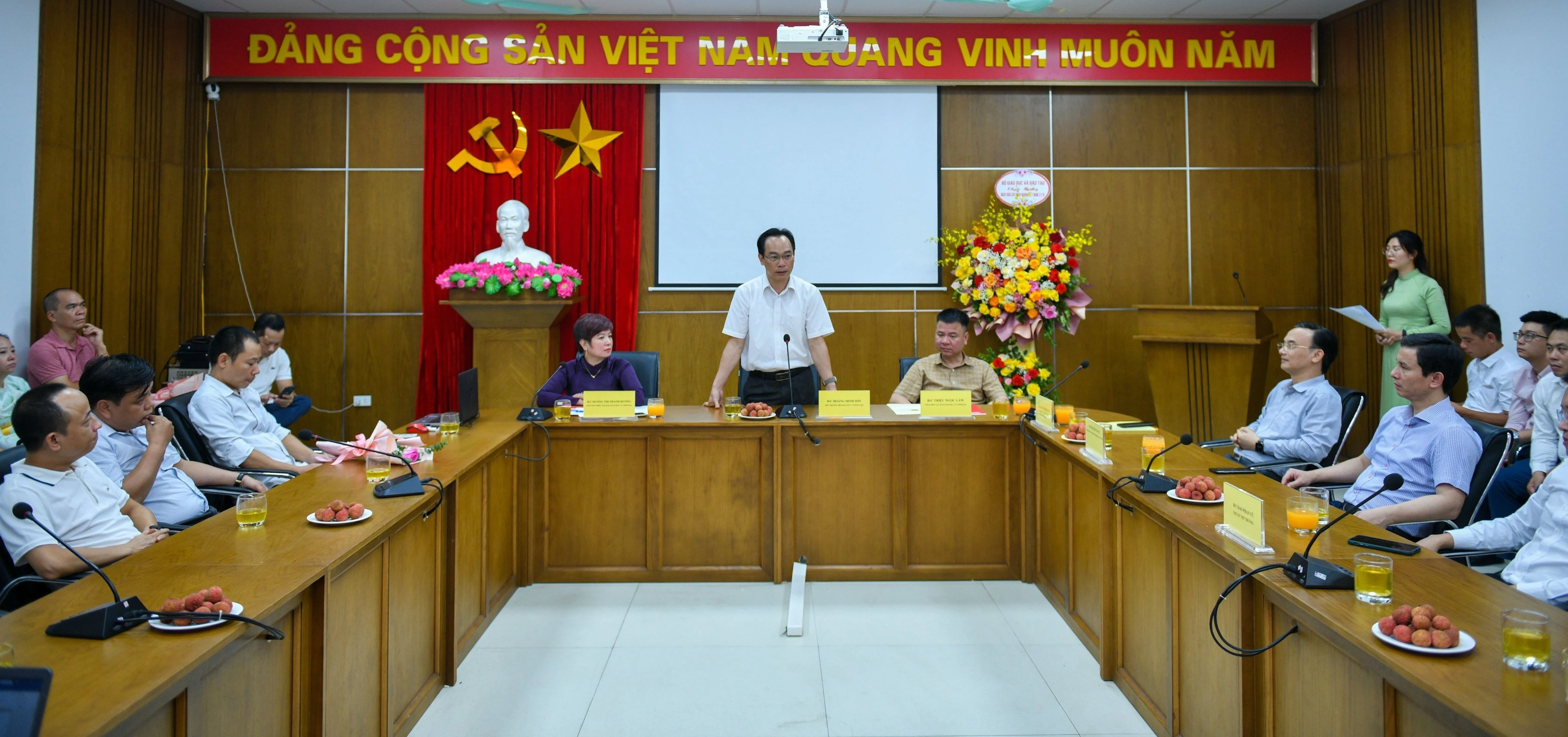 Thứ trưởng Bộ GD&amp;ĐT Hoàng Minh Sơn chúc mừng tập thể Báo Giáo dục và Thời đại.