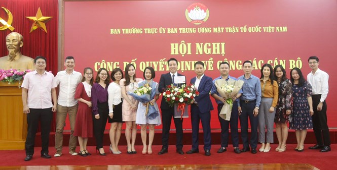 Tập thể cán bộ, viên chức, người lao động Tạp chí Mặt trận chúc mừng tân Phó Tổng Biên tập Nguyễn Văn Dũng.