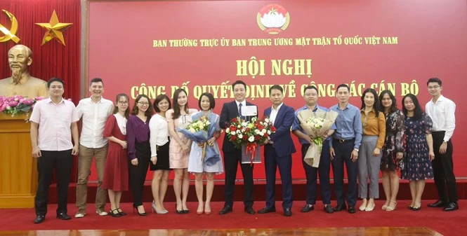 Tập thể cán bộ, viên chức, người lao động Tạp chí Mặt trận chúc mừng tân Phó Tổng Biên tập Nguyễn Văn Dũng.