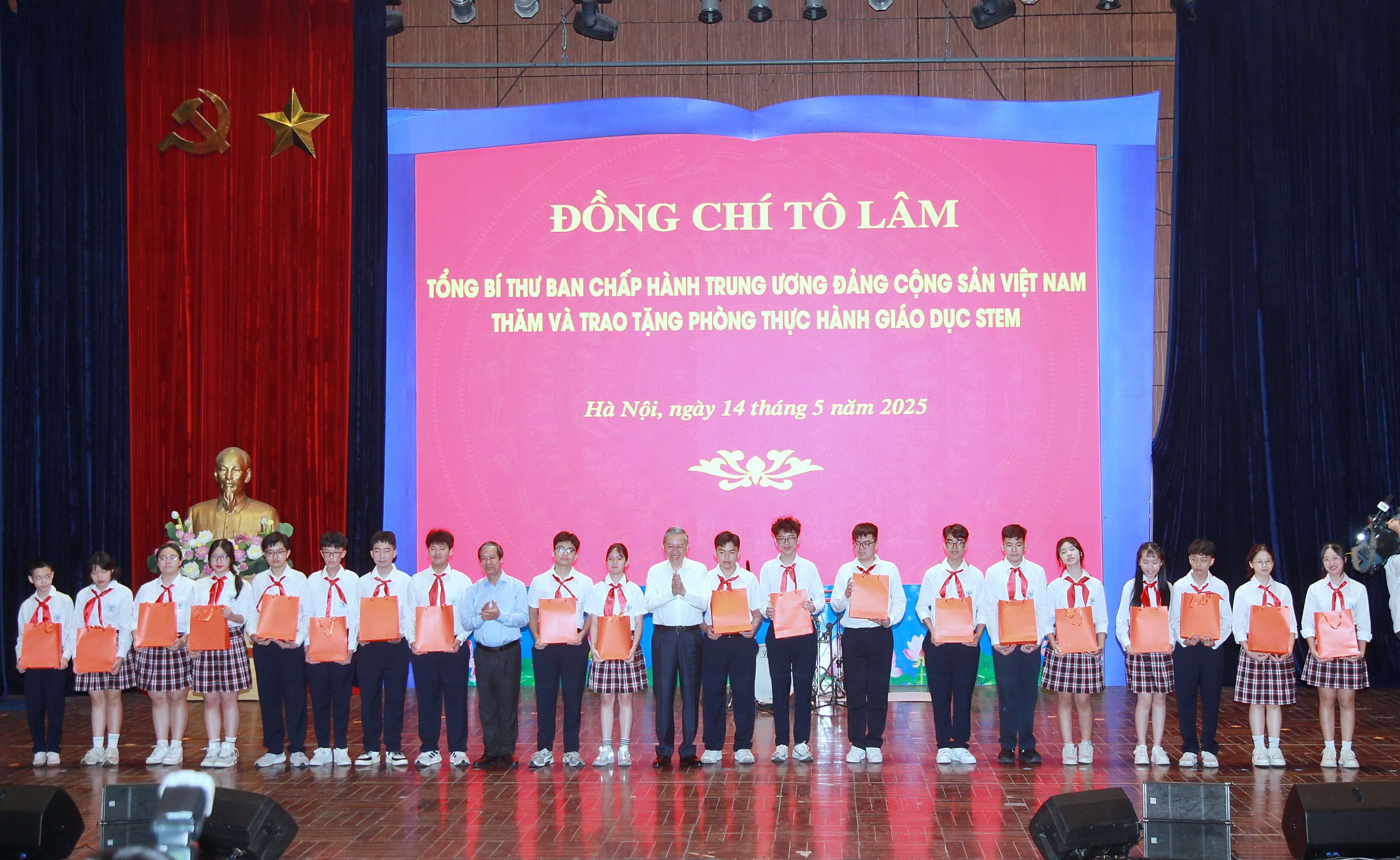 Tổng Bí thư Tô Lâm, Bộ trưởng Bộ GD&ĐT Nguyễn Kim Sơn trao học bổng cho các học sinh xuất sắc. img-0202.jpg