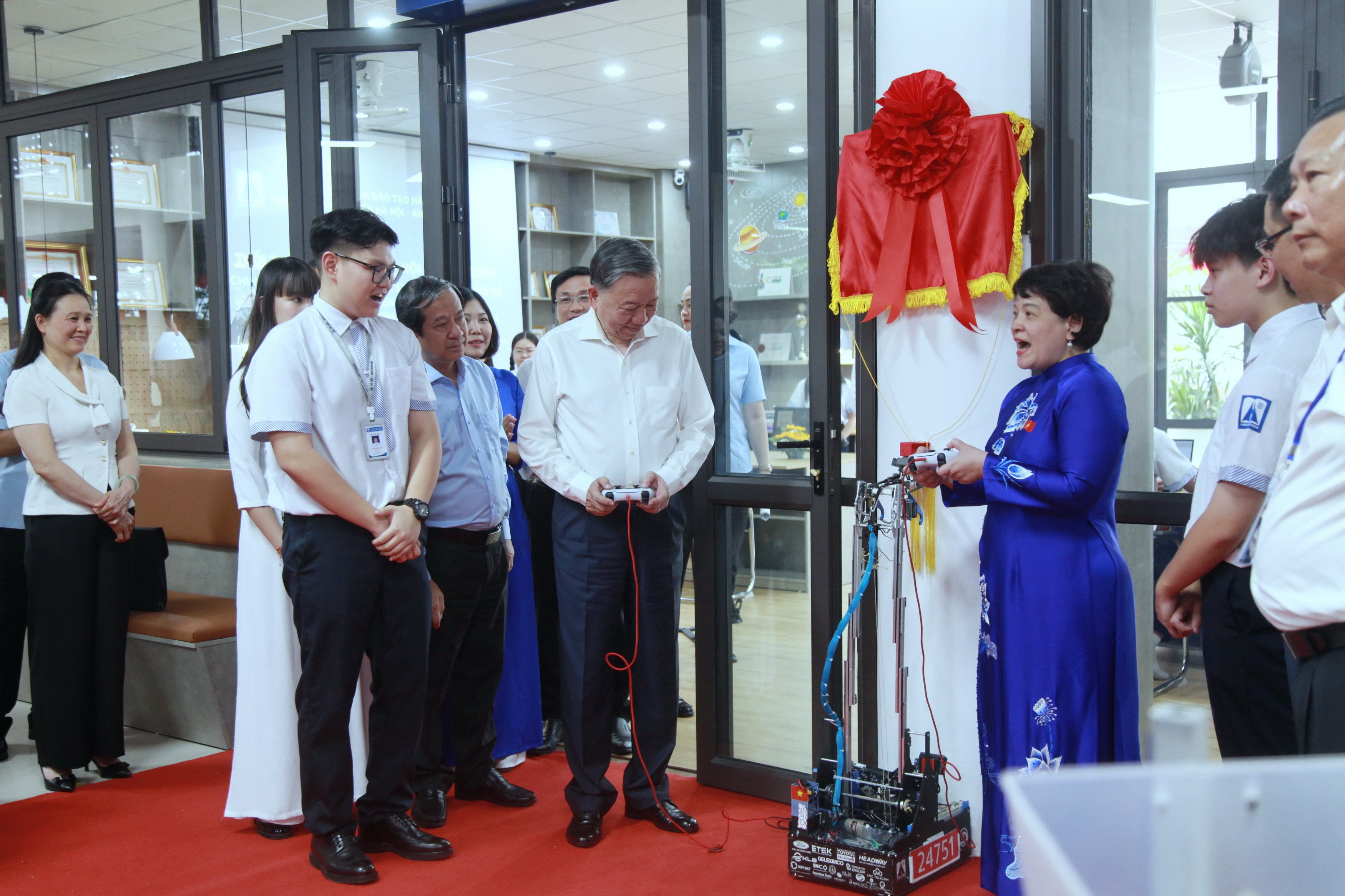 Tổng Bí thư trải nghiệm mô hình robot do học sinh Trường THPT chuyên Hà Nội - Amstredam chế tạo. img-0352.jpg