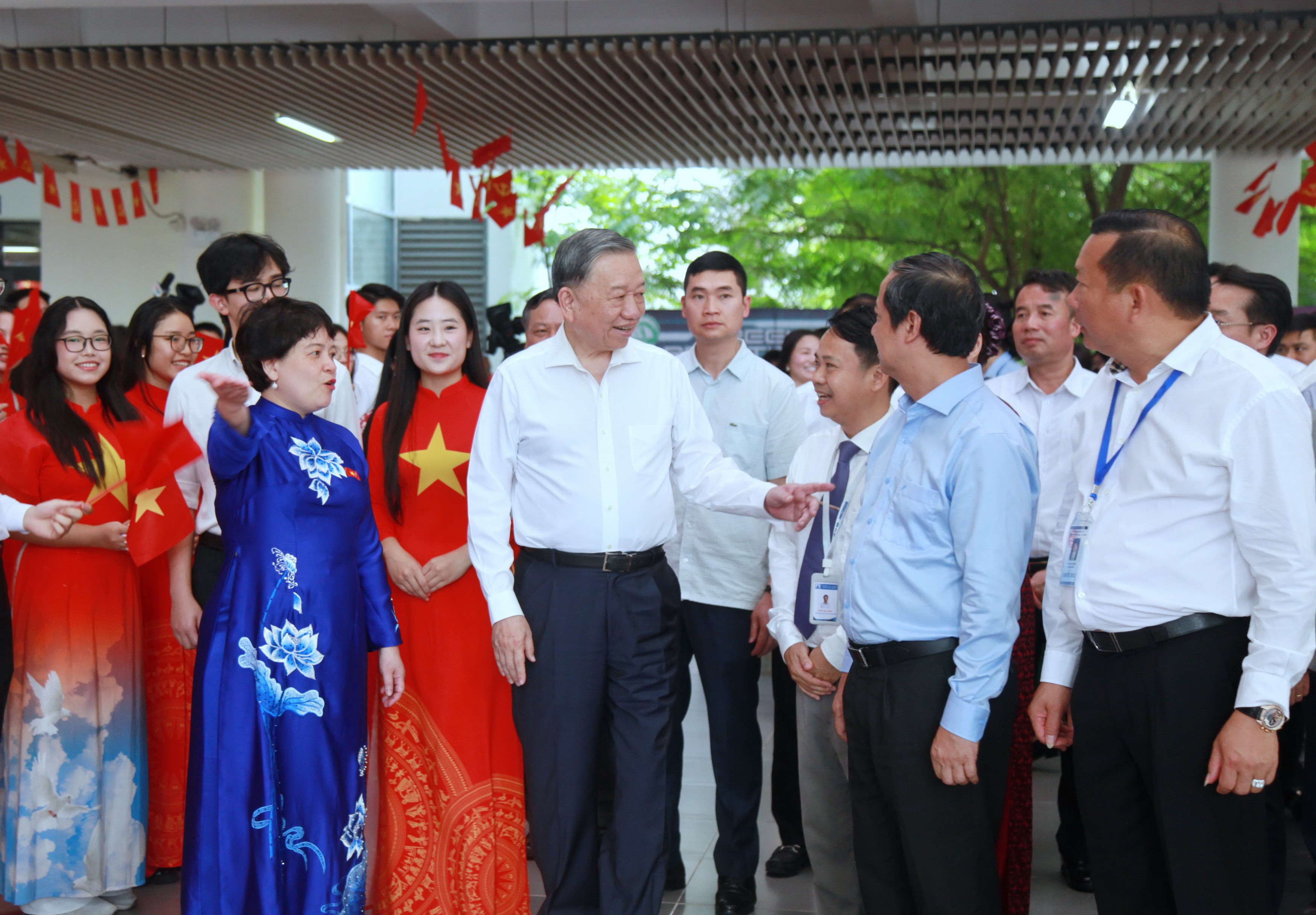 Tổng Bí thư trò chuyện cùng các thầy cô giáo. img-0287.jpg